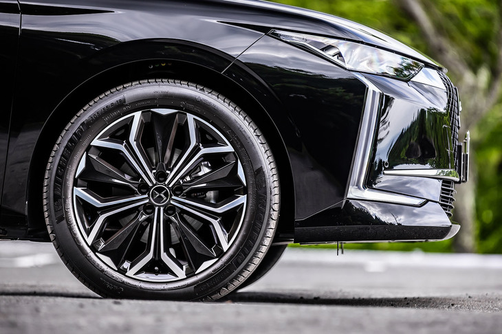 「DS 4」では、全グレードに19インチホイールが標準装備される。今回試乗した車両には、205/55R19サイズの「ミシュランeプライマシー」タイヤが組み込まれていた。