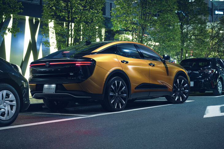 上級にあたる「RS」系のグレードは、「デュアルブーストハイブリッド」の力強い走りに加え、ハイテクに興味がある向きにオススメ。渋滞時支援機能やパーキングアシストなどからなる「トヨタチームメイト」や、レーンチェンジアシスト、緊急時操舵支援機能などの先進運転支援システムが、オプションで用意されているのだ。