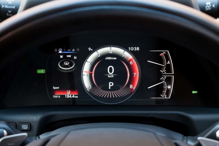 “バージョンL”で選べるドライブモードは「ノーマル」「エコ」「スポーツ」の全3種類。スポーツモードではメーターパネル中央のリングがタコメーターに変化する。