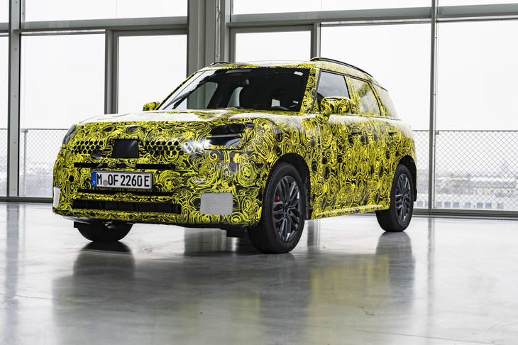 「MINIカントリーマン」。大きくなった全長4.42mのこのMINIは、従来モデルより12cmも長く、もはや“ミニ”とはいえない。ライプツィヒで製造される予定で、市場投入は2024年春が予定されている。