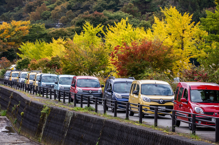 紅葉がいよいよ始まった山中湖交流プラザ きららへの入場を待つ、色とりどりの「カングー」。このシーンを眺めているだけでも、歴代カングーのラインナップがひととおりチェックできそうだ。
