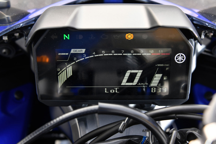 これも新設計となるフル液晶メーター。必要な機能がコンパクトにまとめられているが、ライダーの姿勢によっては、ホース類が画面の邪魔をするのが玉に瑕（きず）だ。