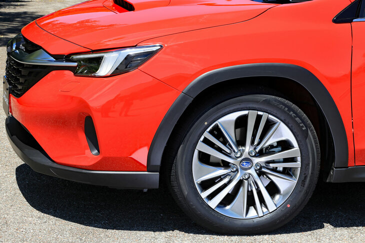 足もとには「クロストレック」と同じく、225/55R18サイズのファルケンのオールシーズンタイヤ「ジークスZE001A A/S」が装着される。