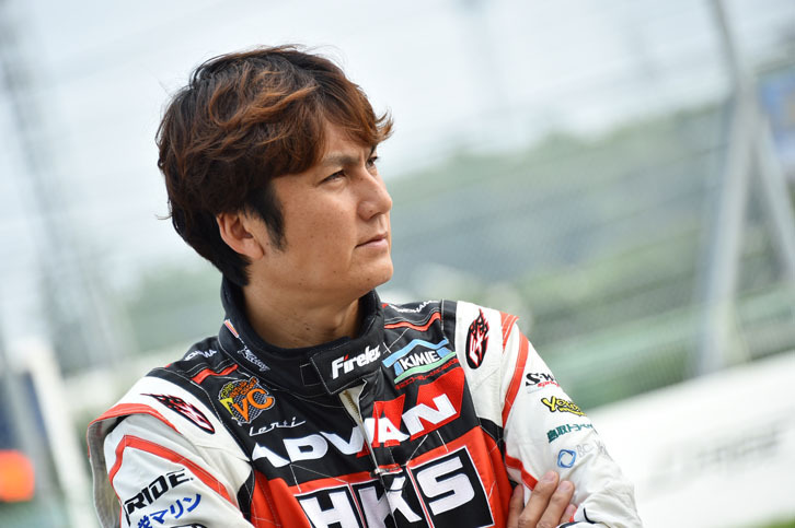 谷口信輝（たにぐち のぶてる）
	1971年生まれのレーシングドライバー。「トヨタ・アルテッツァ ワンメイクレース」を皮切りに、30歳で本格的にレース活動を開始。以来、スーパー耐久のST1クラスやSUPER GTのGT300クラスでチャンピオンを獲得するなど、国内のレースで数々の勝利を重ねる。