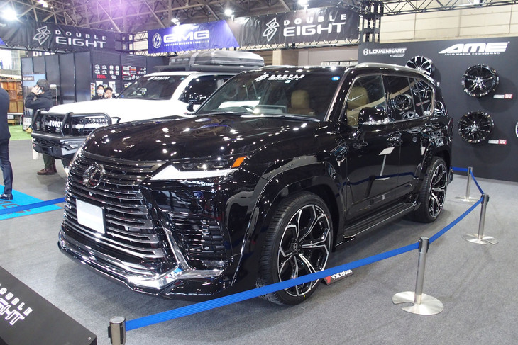 SUV用の新製品「LOWENHART FLG_1」の24インチホイールが装着された「レクサスLX570」。