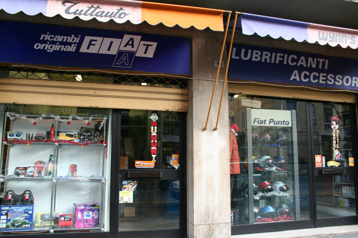 わが街シエナのカー用品店。特に歴代フィアット車の純正パーツは、ストックが膨大だ。