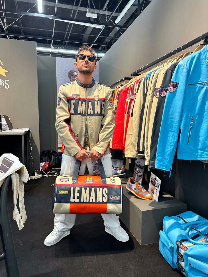 24h Le Mansのジャケット＆バッグ。着用しているのはファッションインフルエンサーの「デステ」ことダニエレ・デ・ステファノ氏。