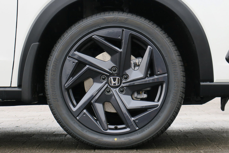 ホンダZR-V e:HEV X ホンダアクセス用品装着車（19インチ アルミホイール「MG-030」）