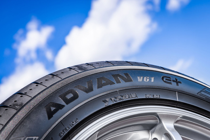 サイドウォールに備わる「ADVAN V61」のロゴ。横浜ゴムが展開する電動車対応商品であることを表す独自マーク「E＋」も一部サイズを除き刻まれている。