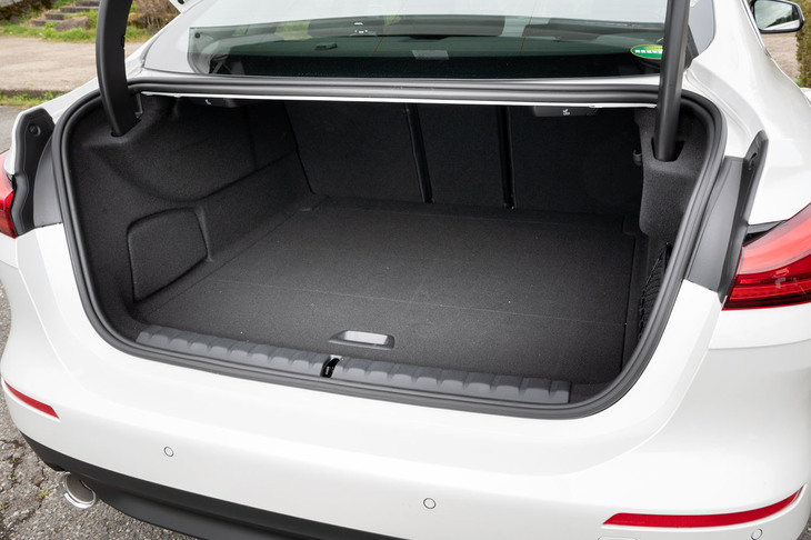 トランクルームの容量は430リッター。後席の背もたれには4：2：4分割可倒式のスルーローディング機構が備わる。