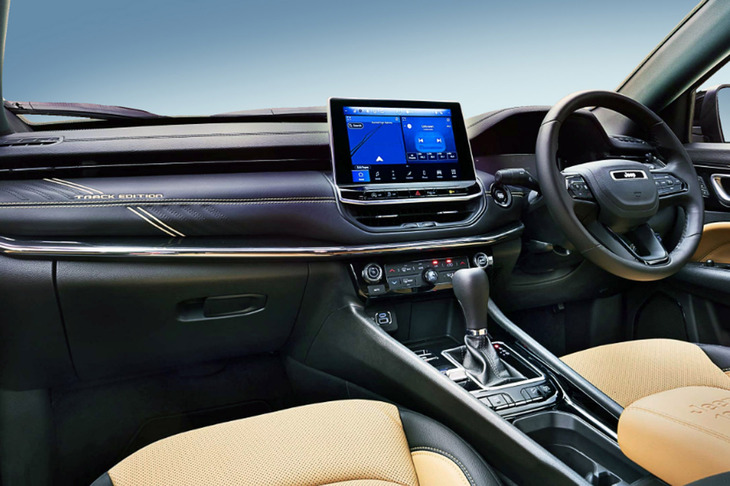 「コンパス トラックエディション」のインストゥルメントパネル。