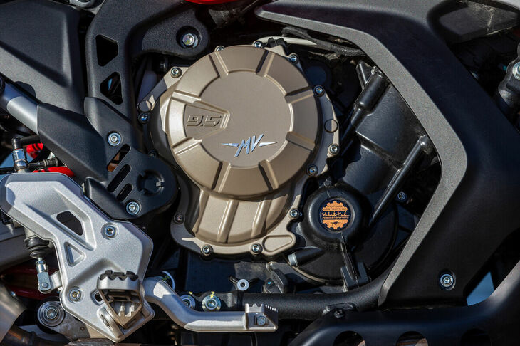 エンジンは最高出力124PS、最大トルク102N・mを発生する排気量931ccの水冷4ストローク直列3気筒DOHC。軽量コンパクトな設計も特徴で、その重さは57kgに抑えられている。