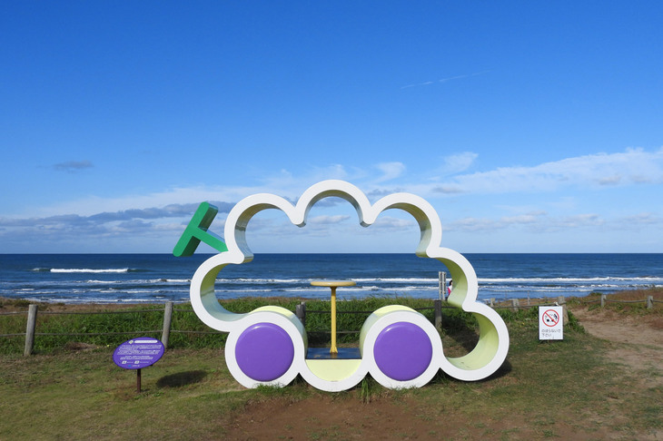 のと里山海道の高松SAにて。モニュメント「ぶどうのおうち」と日本海。