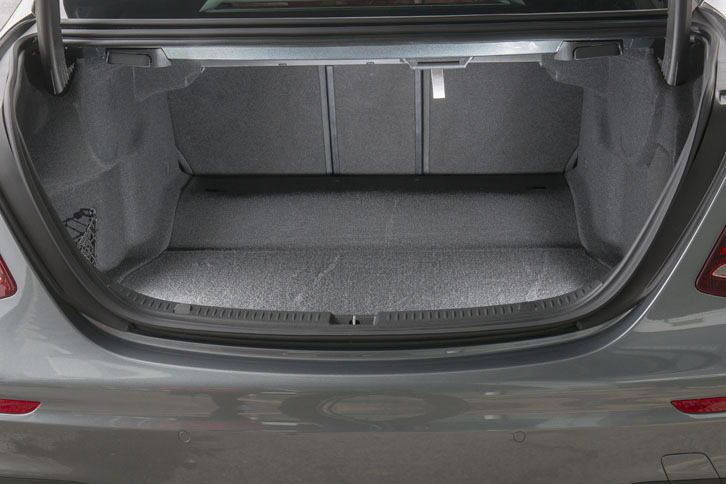 トランク容量は530リッター（従来型は540リッター）。後席の40：20：40分割可倒機構は、欧州市場ではオプションとして用意される。