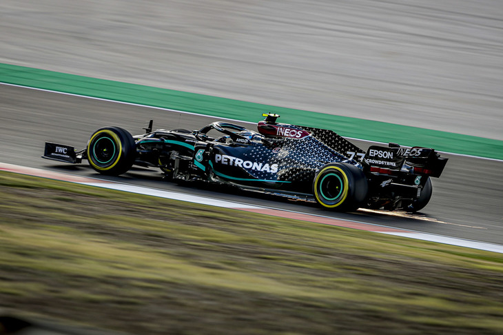3回のフリー走行すべてでトップタイムを記録したバルテリ・ボッタス（写真）。だが優勢だったのはプラクティスまでで、予選Q3に入ると、ハミルトンの“ミディアムタイヤ2回アタック作戦”に敗れ、またもポールを逃してしまう。スタート後にトップを奪ったまではよかったが、20周してハミルトンにリードを奪われるとペースに苦しみ、25秒という大差をつけられ2位に甘んじた。今季4度目の1-2を決めたメルセデスは、既に今季型マシンの開発を終了しており、来季に向けた準備を着々と進めているという。（Photo=Mercedes）