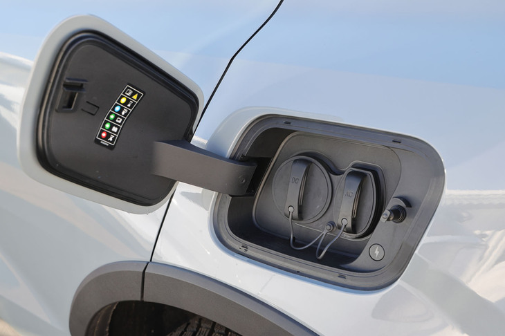 左リアフェンダーに普通充電口とCHAdeMO方式の急速充電口を並べて配置。一充電走行距離は、ベースとなった「EX30ウルトラ ツインモーター パフォーマンス」よりも60km短い500km（WLTCモード）と発表されている。