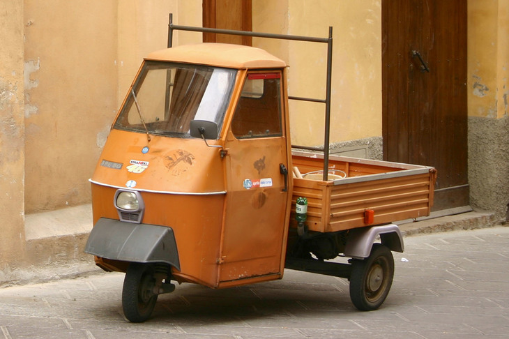 【写真C】ピアッジオ製「アペ」の燃料注入口（左ドアの直後）には、切断したペットボトルがかなりの確率でかぶせられている。