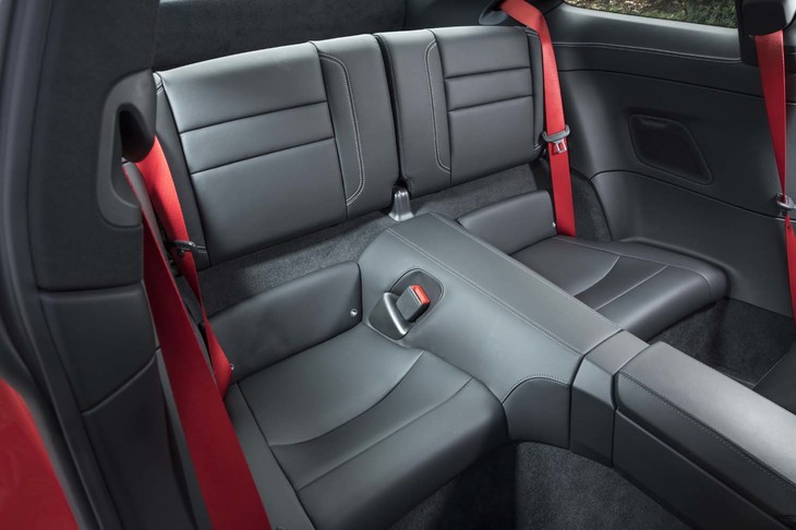 小ぶりな独立型リアシートも、歴代「911」で受け継がれてきたディテールのひとつ。背もたれは可倒式。