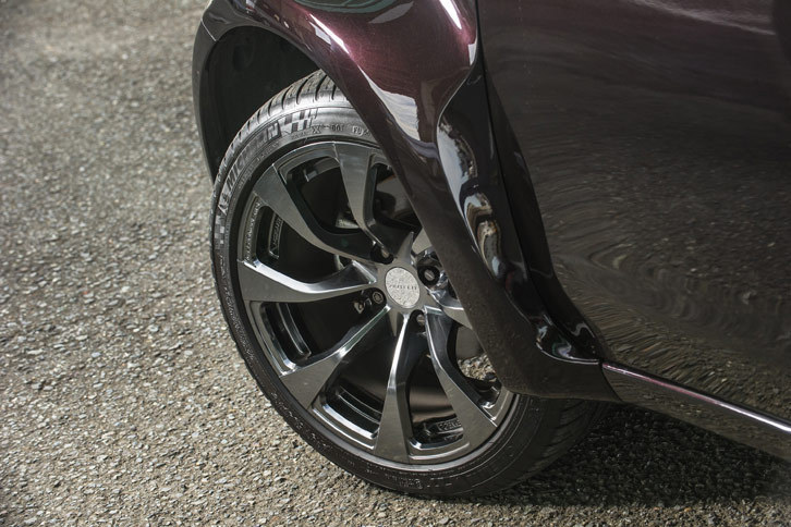 足元には軽量・高剛性な鍛造フル切削工法の16インチアルミホイールと205/45R16サイズの「ミシュラン・パイロットスポーツ3」を採用。フロントフェンダーの後ろ側には、開閉するドアと干渉しないよう複雑なデザインが用いられている。