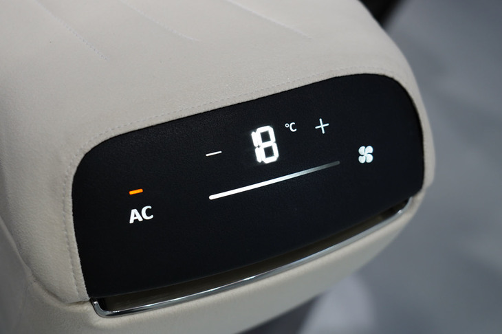 ダイキョーニシカワブースで見かけた透過するファブリック素材。普段は真っ黒な布にしか見えないが、スイッチオンでエアコンの操作パネルが映し出される。