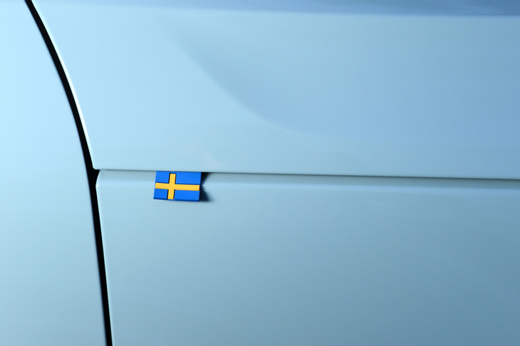 よく見ると、ボンネットの隙間からスウェーデンの国旗が。こういう発見があると、うれしくなってしまいますね。
