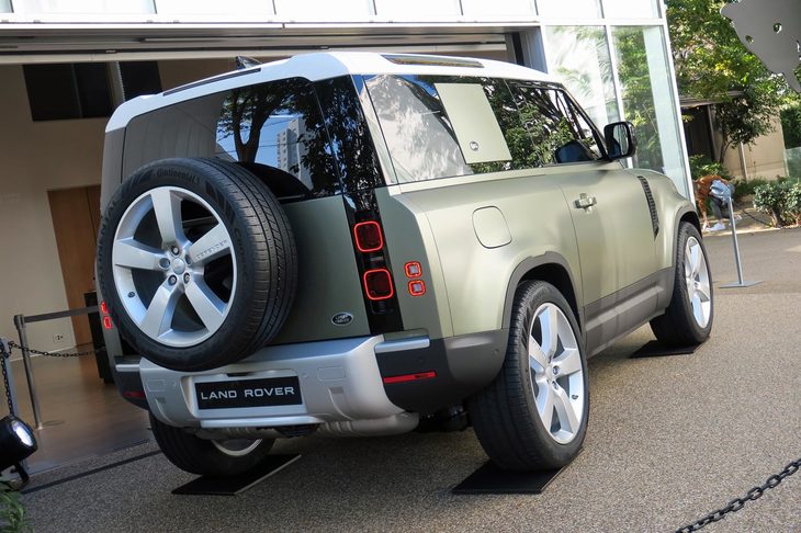 展示されていたのは3ドアのショートバージョン「90」だが、それでもボディーサイズは全長×全幅×全高＝4583×1974×1996mm。デカい。とにかくデカい！