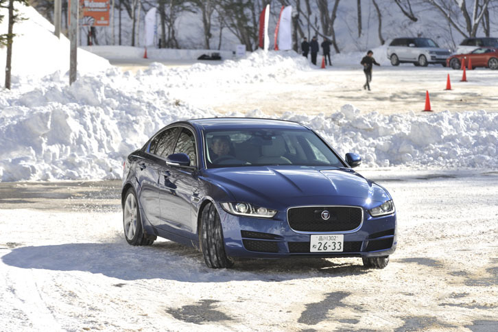 比較テスト用として用意された「ジャガーXE」。こちらはFRだが、安定した挙動を見せていた。