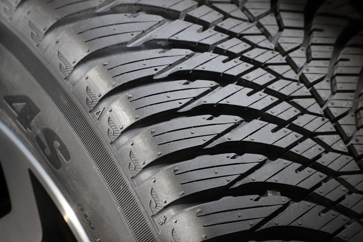 高い雪上性能を確保すべく、深くミゾが刻まれたトレッド面。こうしたタイヤは騒音の点で不利になりがちだが、「ブルーアース4S AW21」は意外なほど静かだった。