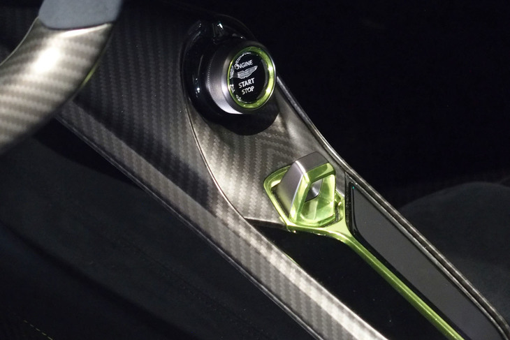 アストンマーティン・ヴァルハラ（パワーユニットスタータースイッチ）