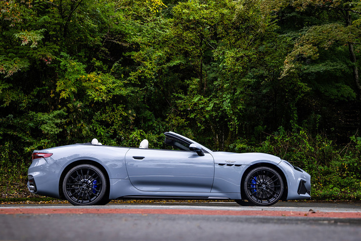 電動格納式ソフトトップはオープン／クローズとも14秒、サイドウィンドウの上げ下げを含めても18秒で動作が完了する。50km/h以下であれば走行中でも開閉できる。