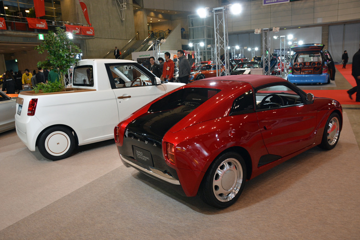 「S660ネオクラシックコンセプト」 （手前）と「フレンドリー2シーターN-ONEピックアップトラック」（奥）。