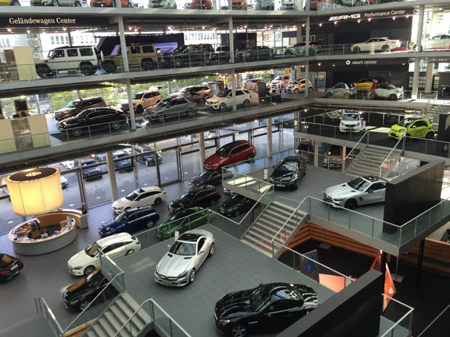 メルセデス・ベンツのミュンヘン支店で。