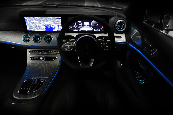 インテリアには、64種類の中から好みの色を設定できるアンビエントライトが装備される。