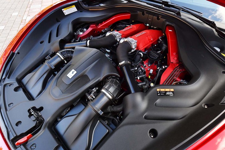 2基のターボで過給されるV8エンジンの最高出力は620PS。760N・mもの最大トルクを、3000-5750rpmという広い回転域で発生する。