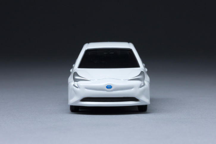 従来モデルとは一線を画す、複雑なデザインのフロントまわり。グリルには高速走行時の空気抵抗を抑えるため、グリルシャッターが設けられている。