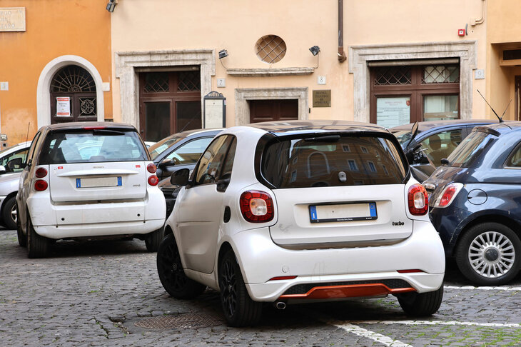 名作映画のタイトルにもなったカンポ・デ・フィオーリ広場付近で。