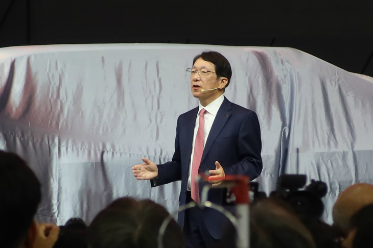 「バンコクモーターショー」でプレゼンテーションする三菱自動車の加藤隆雄社長。