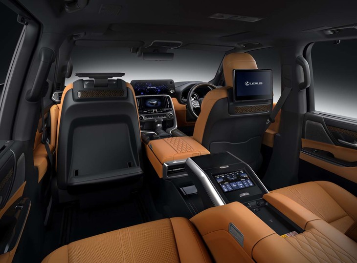 「LX600“エグゼクティブ”」の室内。後席は独立型の2座になっており、最大48度のリクライニング機構や「シャワー空調機能」などが備わる。