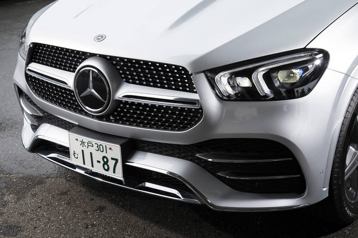 “ダイヤモンドグリル”が特徴的な「GLE450 4MATICスポーツ」のフロントまわり。真一文字のルーバーやバンパー下端のフィンなどでスポーティーさが表現されている。