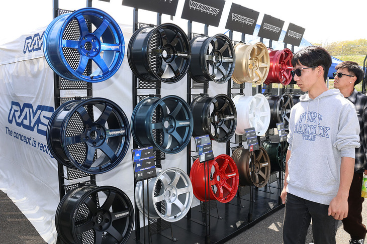 「RAYS FAN MEETING」の恒例となった、充実のホイールラインナップ展示。お気に入りのデザインやカラーを自ら探すだけでなく、RAYSのスタッフも常駐しているため、愛車のホイール選びの相談ができるのもうれしい。