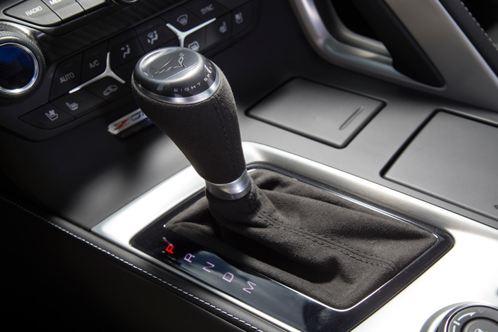 「Z06」には7段MTと8段ATの2種類のトランスミッションが用意されるが、日本仕様のコンバーチブルで選べるのは8段ATのみとなる。