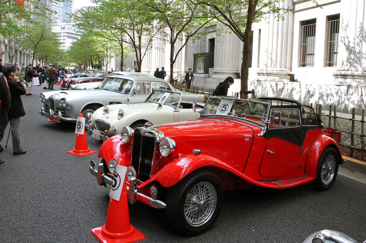 エントリー車両は日本銀行本店本館が面する江戸桜通りに集合、そこで待機したのち正午に日本橋の橋上へと移動した。今年は桜の開花が非常に早かったため、街路に咲いた桜の花びらが名車のボディーに舞う光景は残念ながら見られなかった。