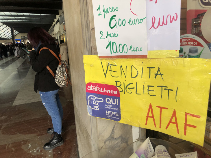乗車券を薬局で売っていることの認知度はまだ低いようで、手書きの紙が貼られていた。ATAFとは、フィレンツェでバスや市電を運営している旧公社系事業者である。