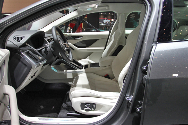 ジャガーIペース（フロントシート）