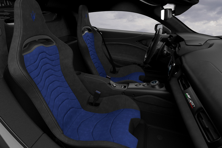 外装色に合わせ、青と黒でコーディネートされた「MC20チェロ ブルーインフィニート」のインテリア。