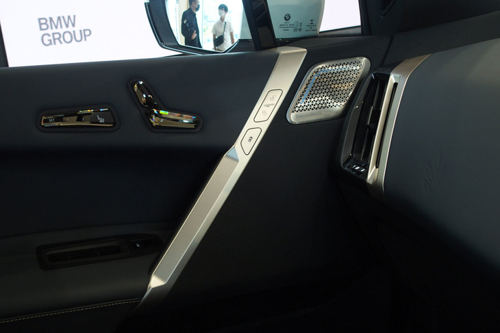 BMW iX（助手席側のドアパネル）