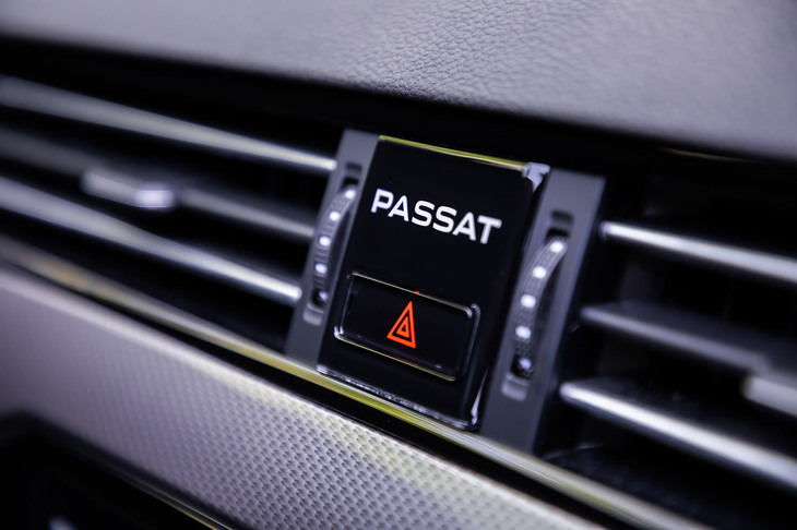 従来型の特徴でもあったダッシュボードセンターのアナログ時計を廃止。代わりにバックライト付きの車名ロゴとハザードスイッチが配置された。