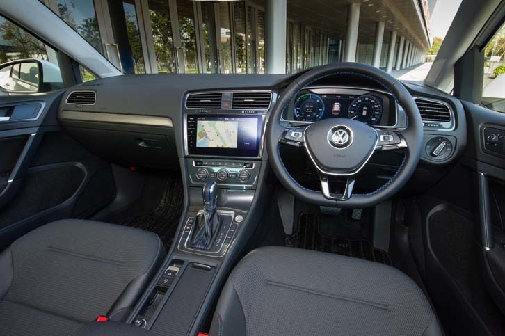 シンプルなつくりのインテリアは、ガソリン車の「ゴルフ」とほとんど同じ。