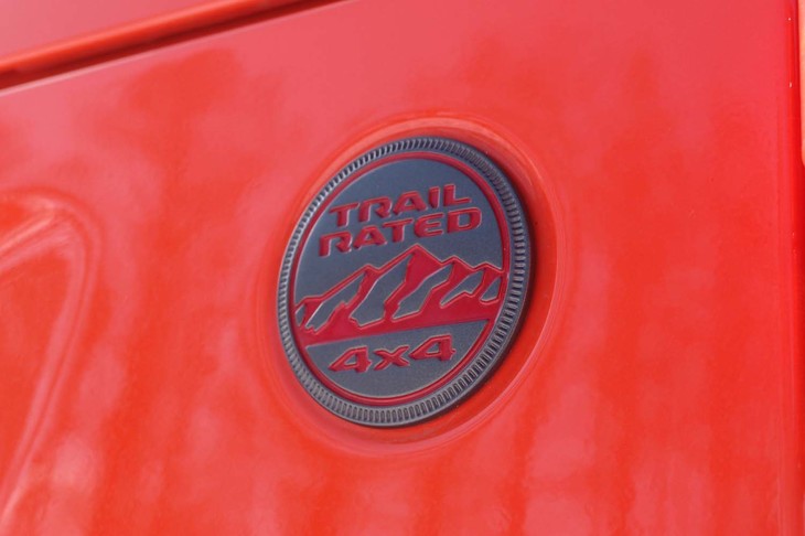 車体側面に添えられた「TRAIL RATED」エンブレムは、このモデルがルビコン トレイルを走破できる（＝特に優れたオフロード走破性を有する）ことを示す。