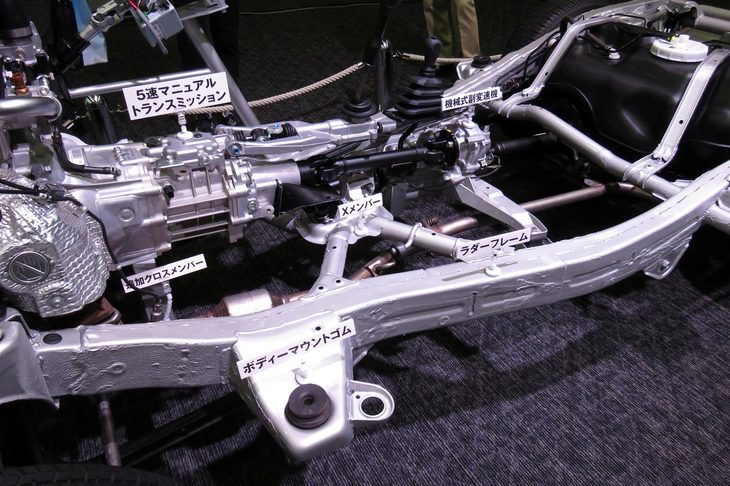 新設計のラダーフレームは、中央部や後部の3カ所にXメンバーやクロスメンバーが追加されており、従来モデルのフレームと比べてねじり剛性が1.5倍に強化されている。